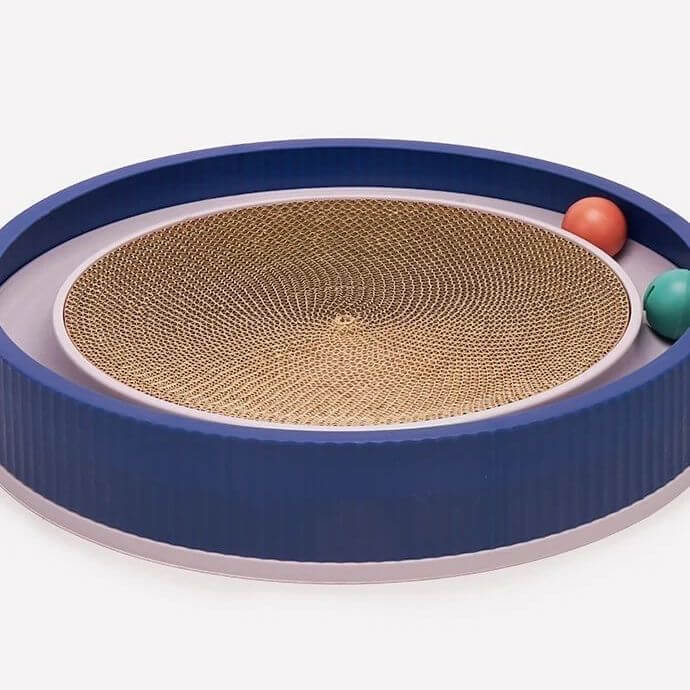 Lena | Kratzspielzeug mit Spielball für Katzen