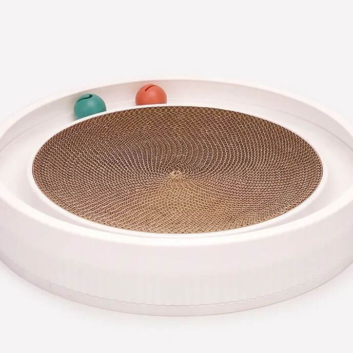 Lena | Kratzspielzeug mit Spielball für Katzen