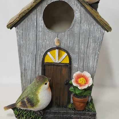 Dekoratives Vogelhaus Mit Bemalten Details